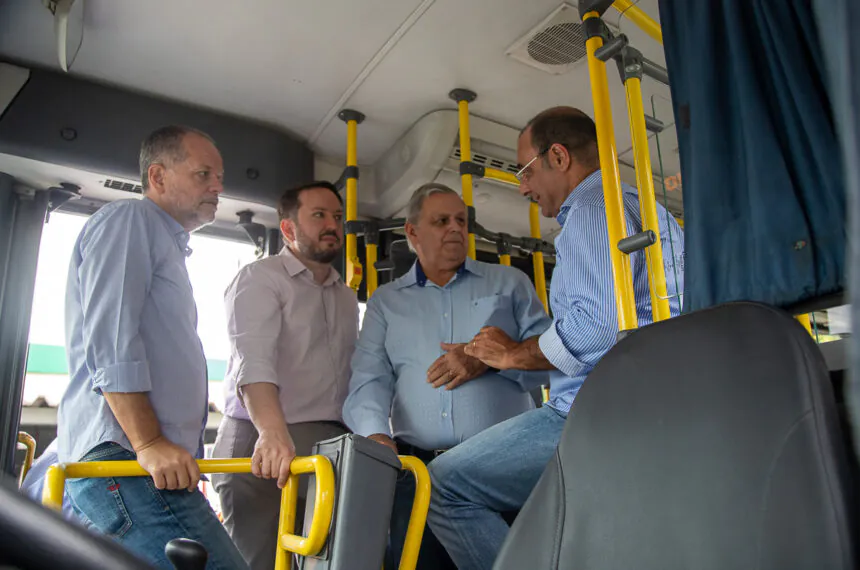 Vereador Tite Campanella; Leandro Prearo, reitor da USCS; vice-prefeito Dr. Seraphim e prefeito José Auricchio conversam dentro do novo ônibus