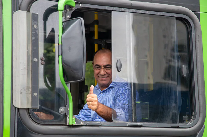 Prefeito José Auricchio Júnior em ônibus da nova linha Circular Universitária