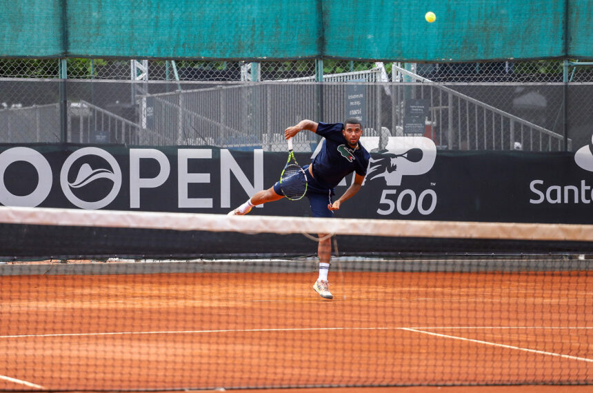 Arthur Fils, francês de 19 anos, treina seu saque no Rio Open