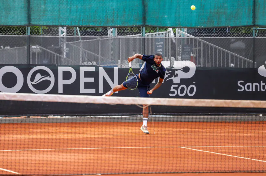 Arthur Fils, francês de 19 anos, treina seu saque no Rio Open