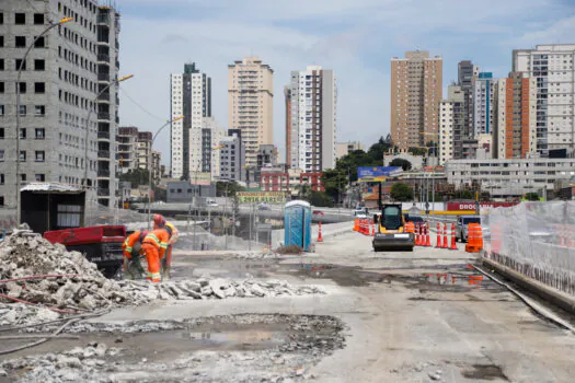 Obras do Complexo Viário Santa Teresinha avançam e prefeito vistoria local