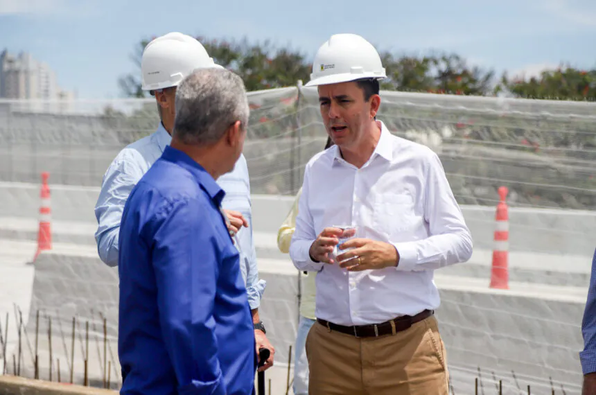 Prefeito Paulo Serra durante vistoria às obras do Complexo Viário Santa Teresinha na manhã desta quinta-feira (29)