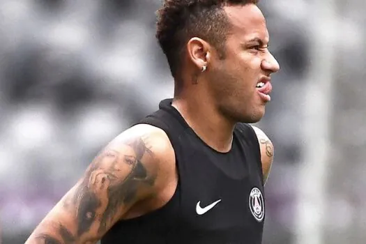 Neymar tem lesão muscular e vai ficar pelo menos um mês fora