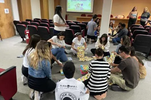 Alunos da FMABC preparam presentes para crianças com câncer em dinâmica de recepção