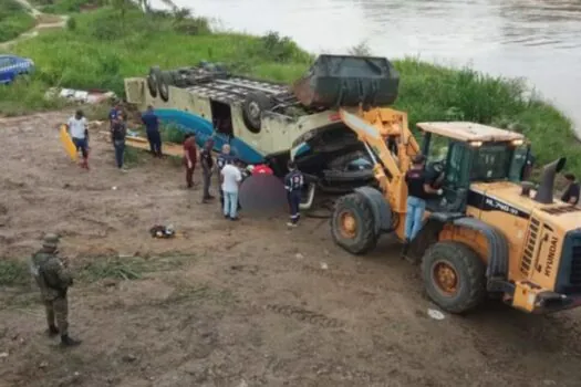 Cinco passageiros morrem após ônibus tombar em rodovia na BA