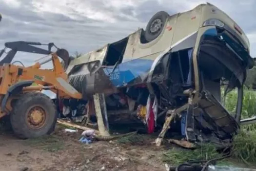 Acidente com ônibus de turismo mata cinco pessoas na Bahia