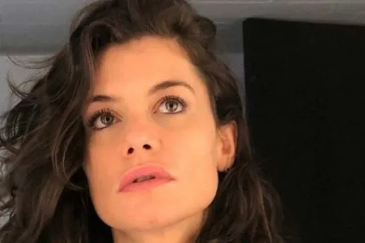 ‘Não quero nem pensar no Bolsonaro hoje’, diz Alinne Moraes na Sapucaí