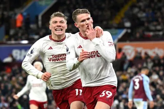 Aston Villa perde do Manchester United por 2 a 1 e amarga 3ª derrota seguida em seu estádio