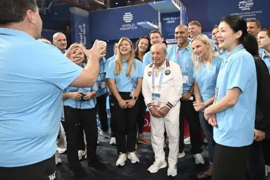 Atleta de 100 anos realiza salto no Mundial de Esportes Aquáticos e chora ao ser homenageado