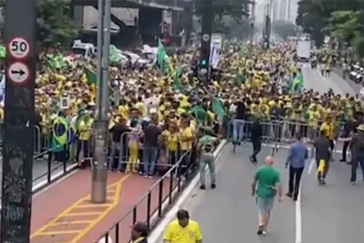 Ato em defesa de Bolsonaro tem poucos discursos e controle rígido do microfone