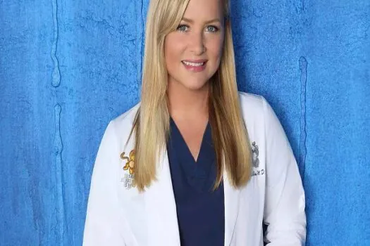 Atriz que interpreta Arizona Robbins em ‘Grey’s Anatomy’ anuncia volta para a 20ª temporada