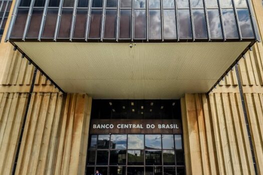 Revisões do Boletim Focus indicam reduções nas projeções econômicas para 2025