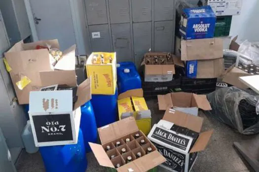 PM fecha fábrica clandestina de bebidas alcoólicas na Zona Oeste de SP