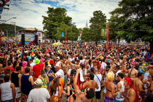 Esquenta de Carnaval: Fábrica do Samba, ensaios e blocos de rua agitam SP