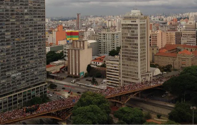 Bloco leva 100 mil para as ruas do centro, com desafio de se reinventar