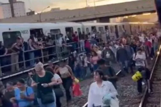 Metrô atribui pane na linha 3-vermelha a problema no sistema de portas de um trem