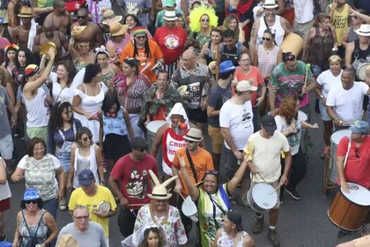 Carnaval de rua em Brasília tem críticas políticas nesta terça-feira