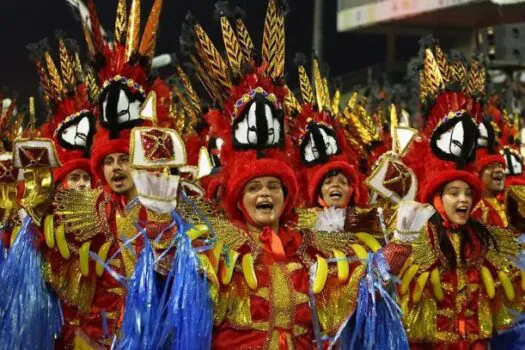 Vai-Vai abre segundo dia desfiles do Carnaval em São Paulo