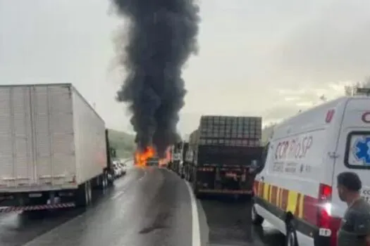 Carreta com enxofre tomba, pega fogo e interdita a Dutra em Queluz (SP)