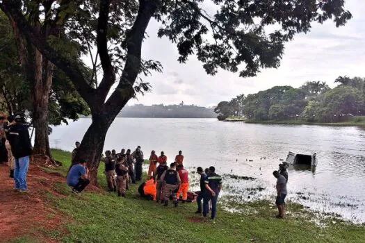 Motorista morre depois de cair com carro na lagoa da Pampulha, em BH