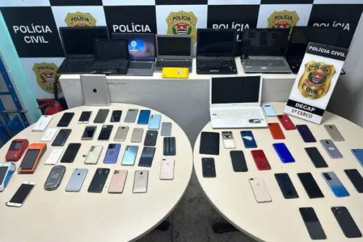 Polícia descobre central de desbloqueio de celular furtado, no centro de SP