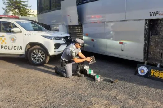 Polícia Rodoviária apreende mais de 1 mil celulares em fundo falso de ônibus no interior de SP