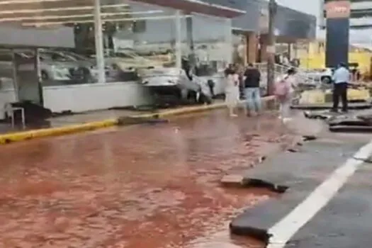 Chuva arrasta carros, arranca asfalto e deixa pessoas ilhadas em Bauru (SP)