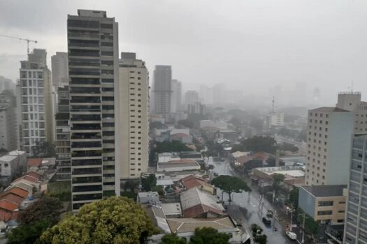 Chuva faz São Paulo entrar em estado de atenção para alagamentos