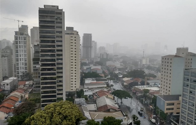 Chuva faz São Paulo entrar em estado de atenção para alagamentos