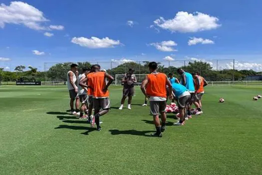 Na espera do novo treinador, Corinthians treina com interino após derrota para o Santos