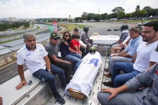 Corpo de Wilson Fittipaldi, ex-piloto de F-1, é homenageado em pista de Interlagos