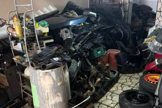 Deic prende dois por desmanche ilegal em garagem na zona norte de SP