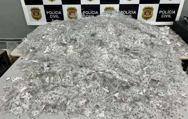 DISE prende trio e apreende 18 mil porções de cocaina, armas e R$ 116 mil na Grande SP