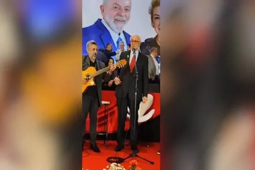 Eduardo Suplicy sobe ao palco e canta ‘Eu Sei Que Vou Te amar’ em filiação de Marta