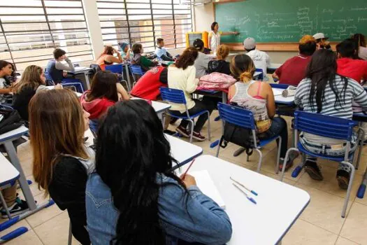 Escolas de SP iniciam ano letivo com milhares de professores sem aulas definidas