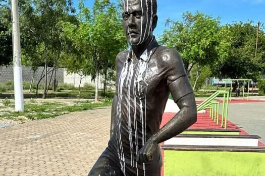 Estátua de Daniel Alves em Juazeiro é vandalizada após condenação por estupro