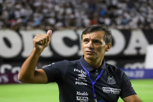 Santos quita dívida com ex-técnico Fabián Bustos e espera fim de punição da Fifa