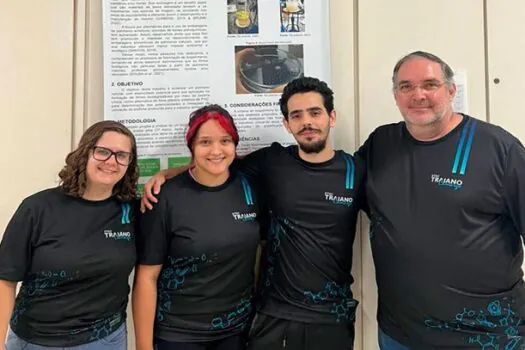 Estudantes de Etec extraem bioplástico do bagaço da laranja