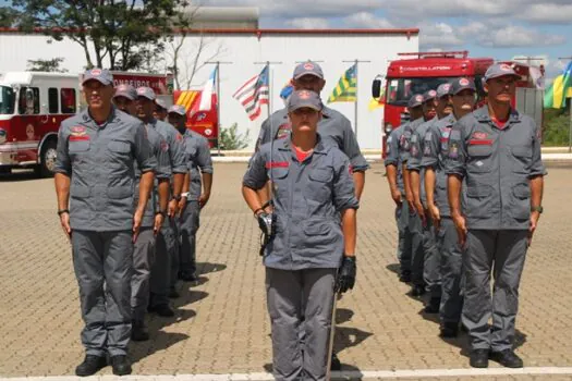 Mulheres bombeiros celebram formação como sargentos