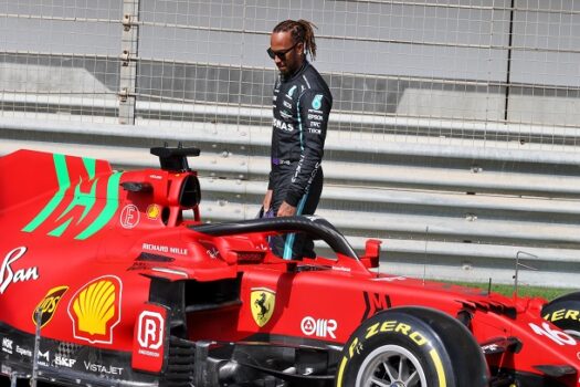 Adeus triunfante: Hamilton encerra jornada na Mercedes com desempenho espetacular na pista