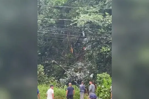 Helicóptero cai em Barueri, na Grande São Paulo