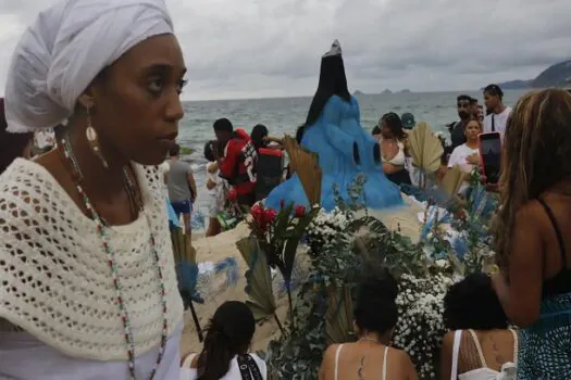 Homenagem a Iemanjá reúne milhares de pessoas no Arpoador