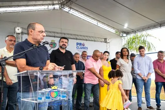 São Caetano entrega mais um campo de futebol e homenageia Lazinho