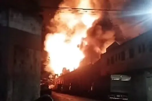 Incêndio de grandes proporções destrói galpão em Santos