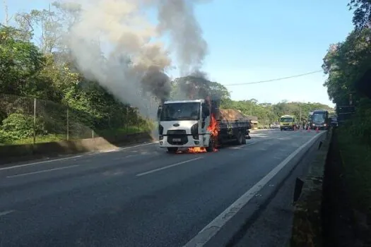 Incêndio em caminhão bloqueia via Anchieta por 1h30 no sentido litoral