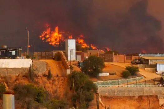 Incêndio engole bairro em 5 minutos e deixa ‘cidade de ferro’ no Chile