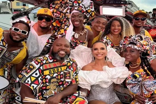 Ivete pausa show após folião desmaiar na abertura do Carnaval de Salvador