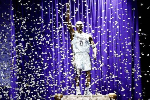 Kobe, homenageado com estátua, continua a exercer grande influência na NBA