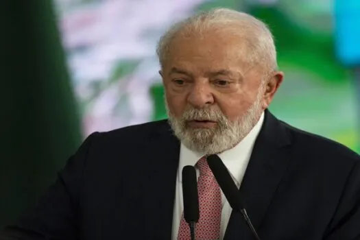 Lula planta árvore na embaixada da Palestina antes de jantar com embaixadores e ministros