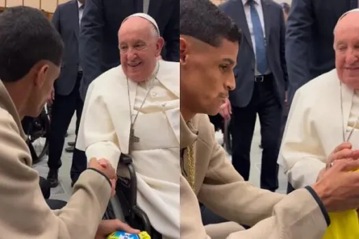 Luva de Pedreiro pergunta ao papa Francisco se ele prefere Messi ou Ronaldo